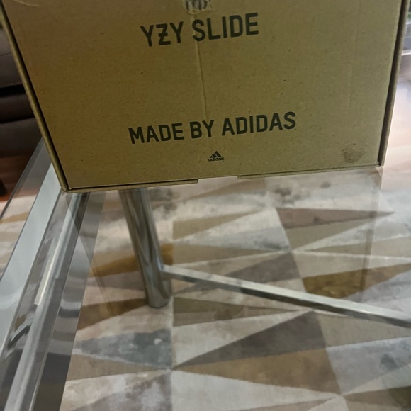 Authentic Yeezy slide. Mens size 7- fits women size 8 - Picture 4 of 9